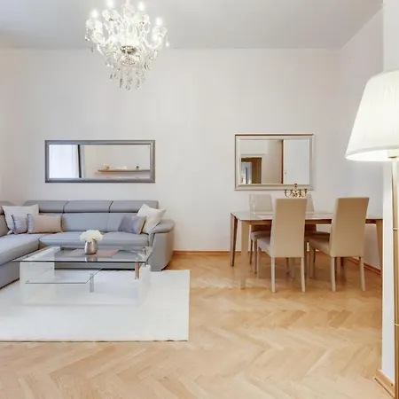 Old Town Royal Two Bedroom Apartmán