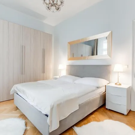 Old Town Royal Two Bedroom Apartmán